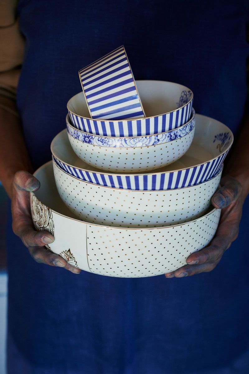 Μπολ πορσελάνης διαμέτρου 23 εκ. από τη συλλογή Royal White, με διακριτικά μπλε μοτίβα και χρυσές λεπτομέρειες. Ιδανικό για εκλεπτυσμένο σερβίρισμα.